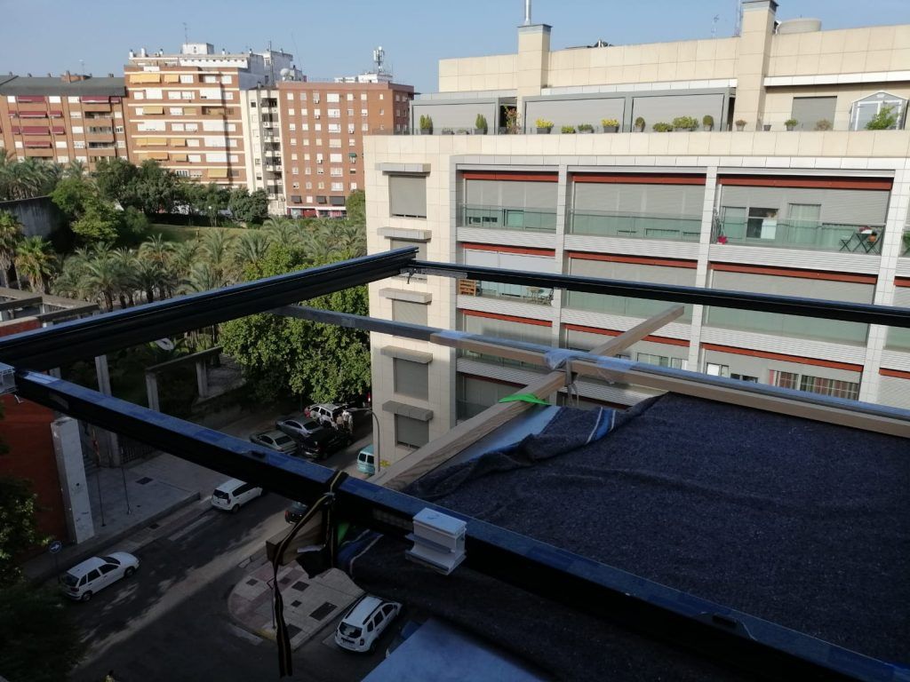 Alquiler de elevador por fachada mudanzas extremeñas subida de cristalería y marco PVC 2