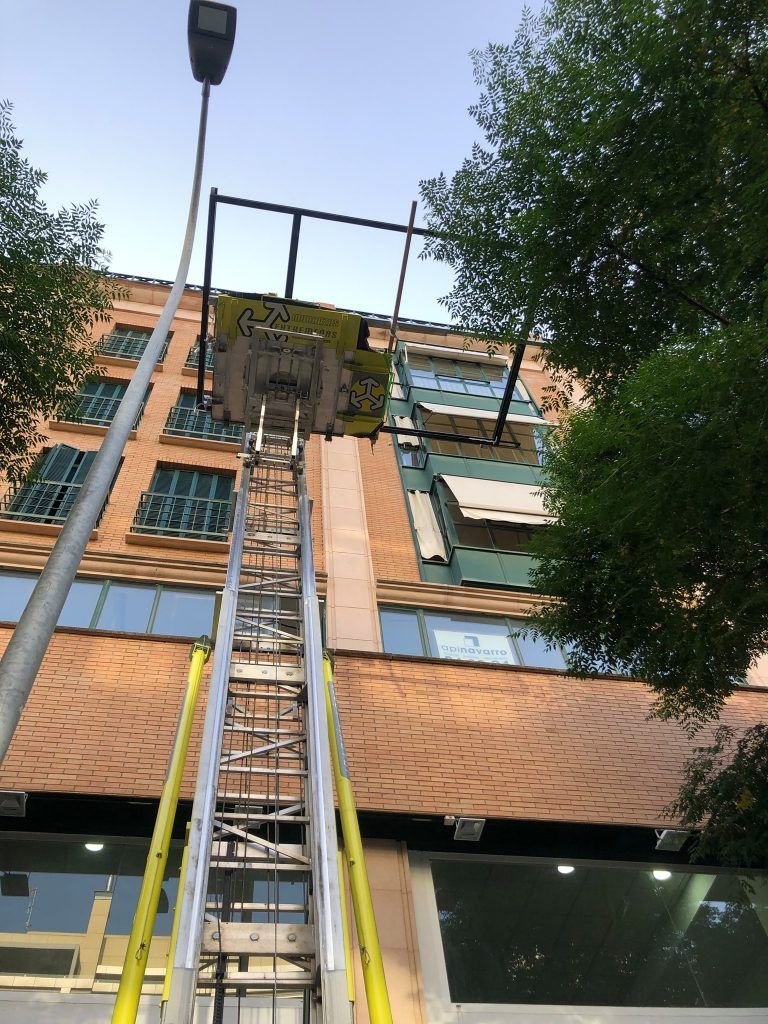 Alquiler de elevador por fachada mudanzas extremeñas ventanas